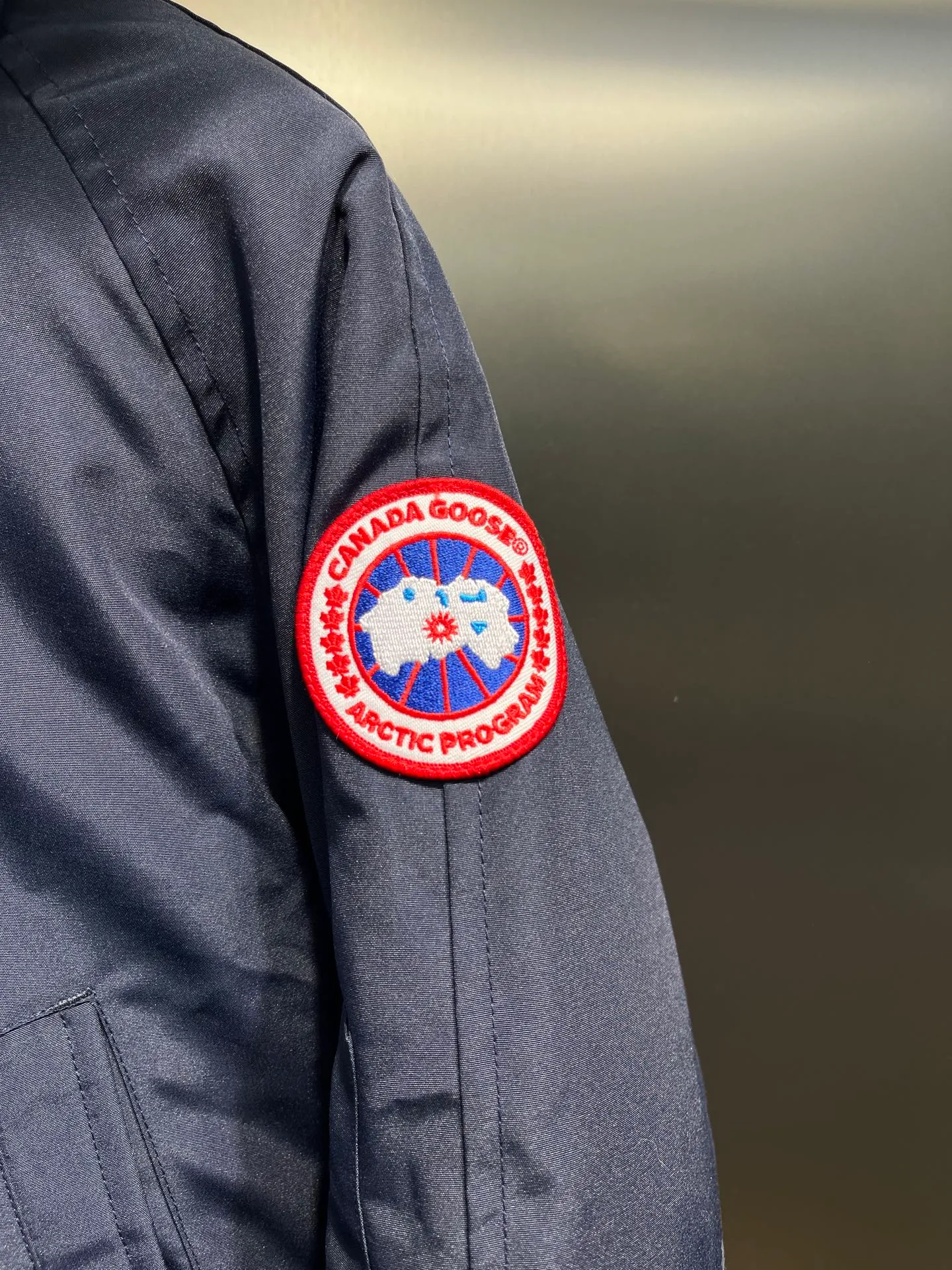 P720 high-end version (new version of Big Goose 01) Canada Goose Canada Goose #Chilliwack 7999M bomber jacket short down jacket/01 model #Men and Women Same Style# ➖ Genuine synchronous anti-counterfeiting chip sensor! ➖ Imported 21S polyester-cotton blended original fabric [last year’s 16S/18S hard fabrics have been completely eliminated, this year all use 21S genuine synchronous fabrics, the soft mid-strap feels delicate and textured], genuine synchronous Feather-Light 10D waterproof coating fabric, made of 84.5 polyester fiber and 15.5 cotton, 100% the best feel in the entire network! ➖ The genuine official website is synchronized with the national standard 80 white duck down, you can check the official website customer service, there will never be a series of misleading claims such as 90 down or goose down! ➖ Using the best nylon lining with double double-layer sealing design, velvet-proof No. 7 needle + grid-filled down ready-made garments, there is 100% no so-called velvet running! ➖ The cuffs are designed with thickened seamless threads, and the collar and pockets are lined with top-quality polar fleece to keep you warm and comfortable! ➖ Yoshida YKK provides original custom-made electroplated sliders. YKK two-way lockable zippers are tight and smooth and will not peel off paint! ➖ 3M composite guarantees that the Velcro is the same as the original, durable, and all accessories and hardware are custom-made! ➖ Imported BEHRINGER embroidery machine to customize the 10,000-needle embroidery logo, 98% of which can be reproduced to restore the original logo. You can check and compare on the official website! ➖ The fur collars are all made of large pieces of Western Canadian blue wolf hide, ensuring that each fur collar is 13-15cm wide!   Size:XS-XXL